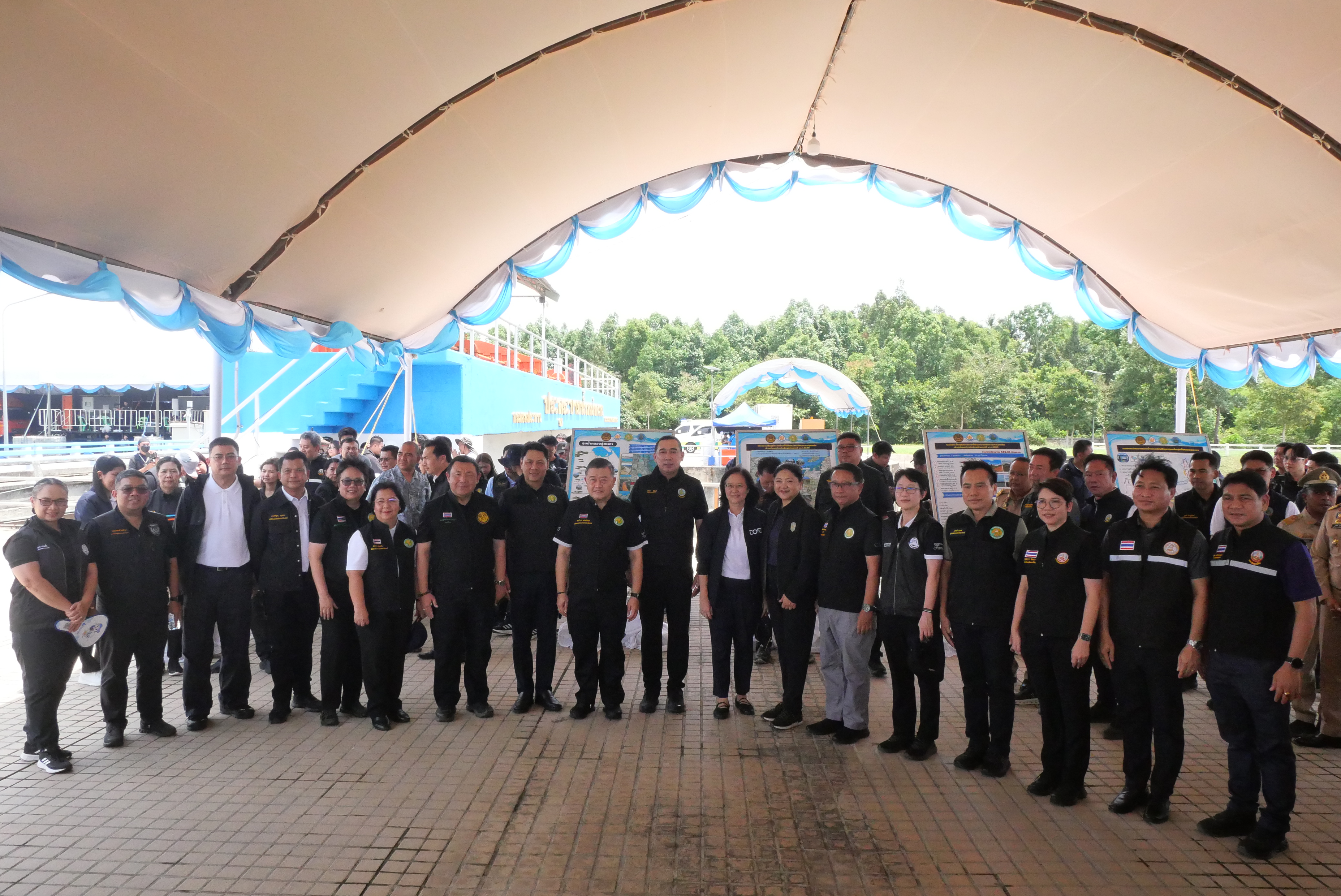 title - เลขาธิการ ส.ป.ก. พร้อมคณะ ร่วมลงพื้นที่กับคณะนายกรัฐมนตรี ติดตามการบริหารจัดการน้ำ เพิ่มศักยภาพระบายน้ำ ลดเสี่ยงน้ำท่วมหาดใหญ่ 